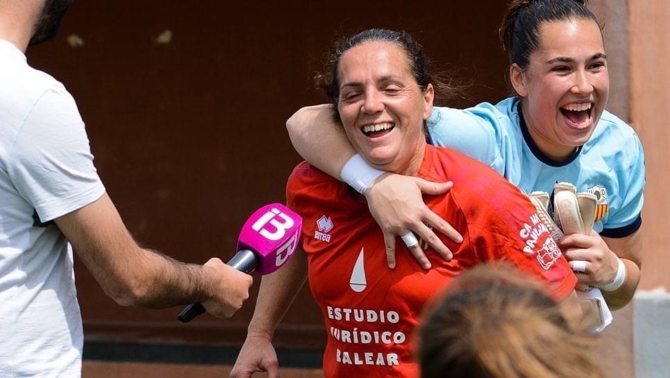 Pili Espadas y Cata Coll celebrando una victoria del UD Collerense